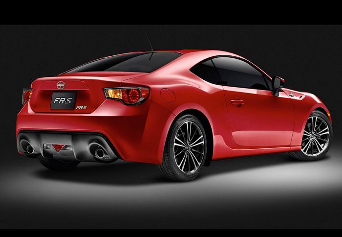 Οι μόνες διαφορές με τα Toyota GT 86 και Subaru BRZ εντοπίζονται στα λογότυπα.